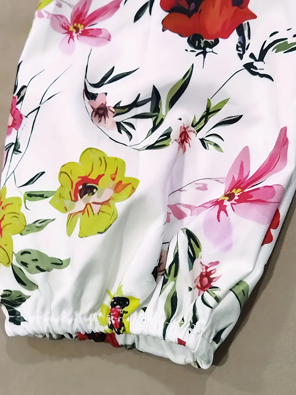 A high-quality floral print holiday dress, an elegant round-neck short-sleeved cinched-waist dress. A summer dress for women suitable for spring and summer