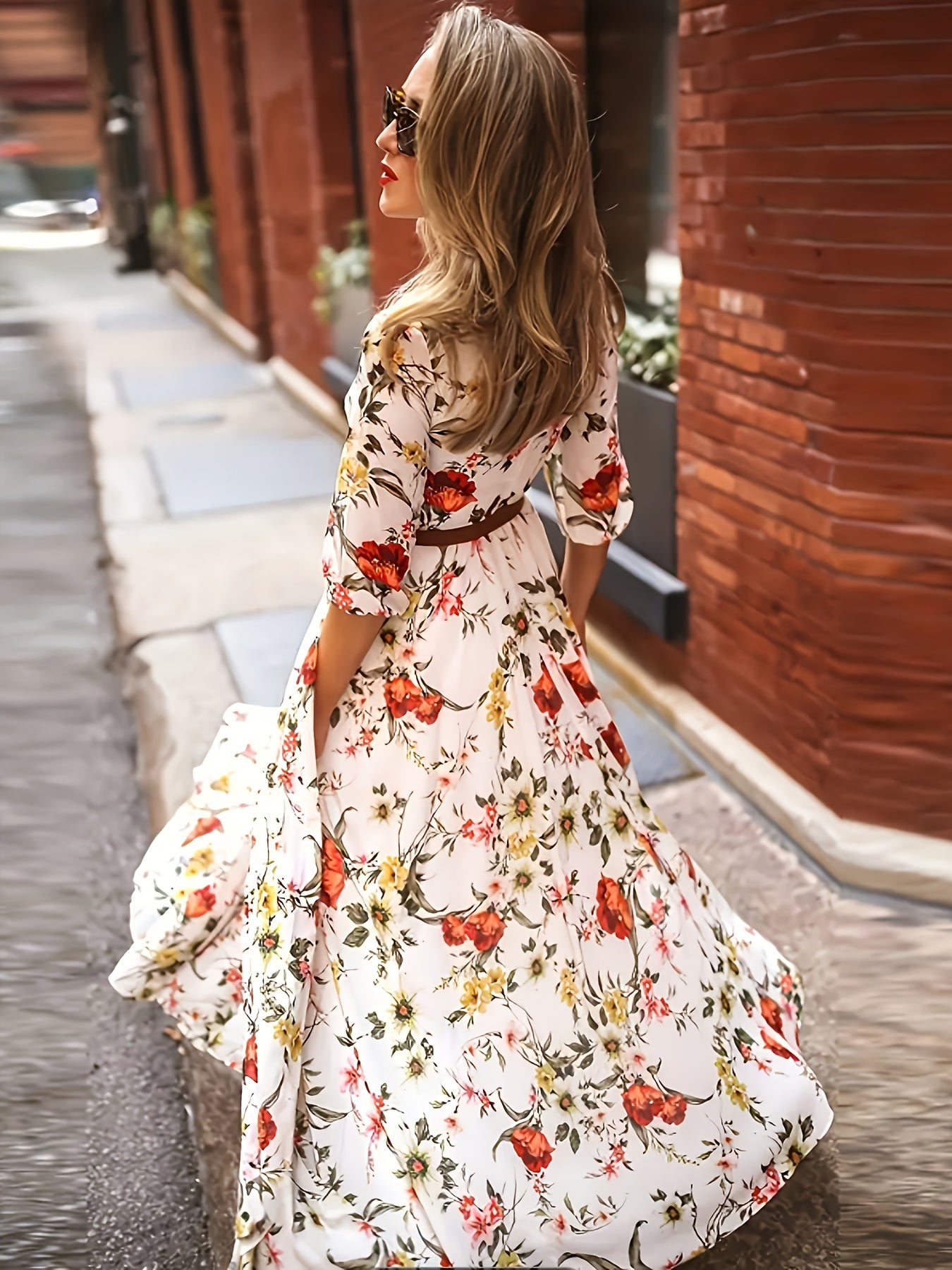 A high-quality floral print holiday dress, an elegant round-neck short-sleeved cinched-waist dress. A summer dress for women suitable for spring and summer