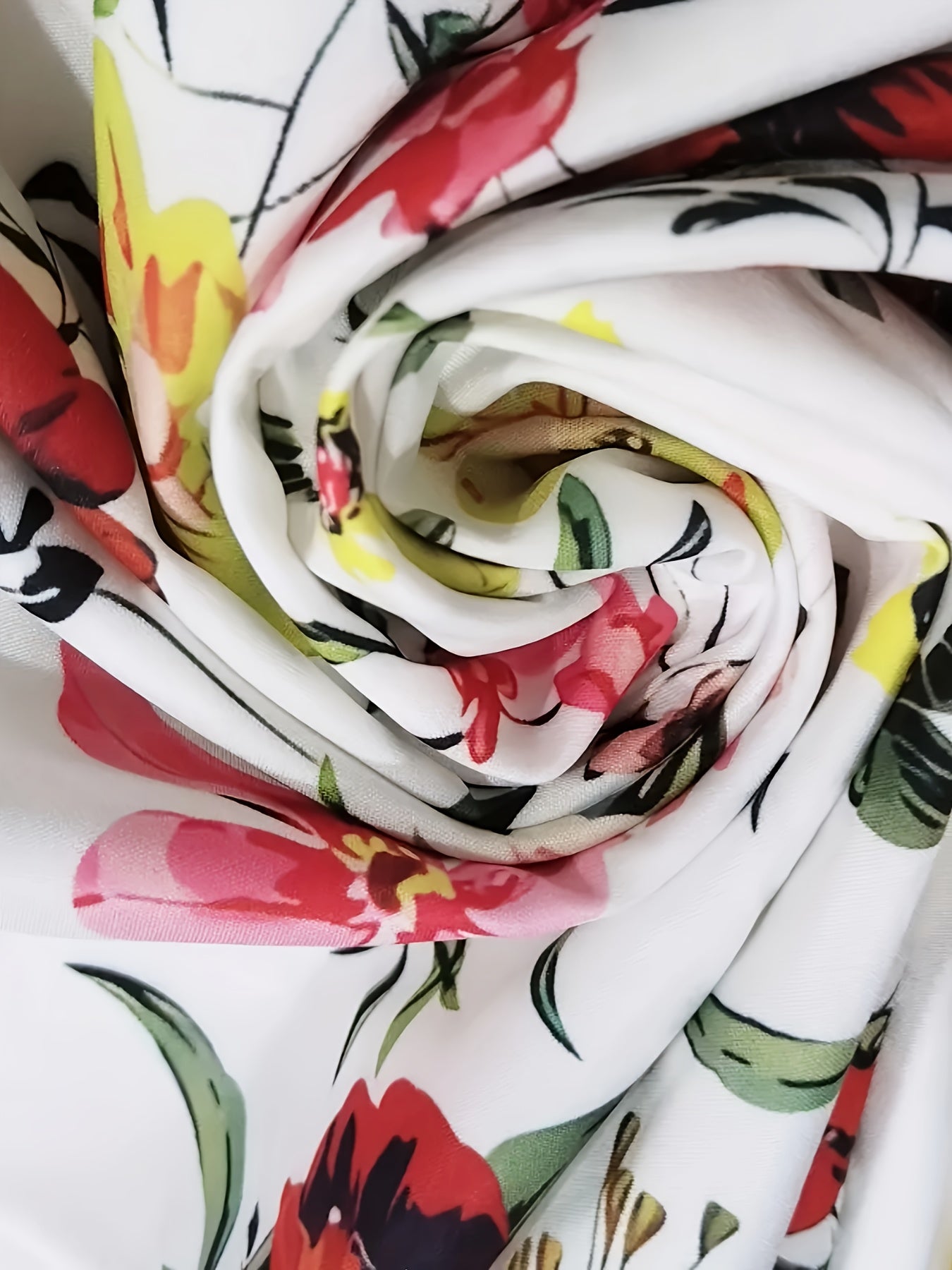 A high-quality floral print holiday dress, an elegant round-neck short-sleeved cinched-waist dress. A summer dress for women suitable for spring and summer