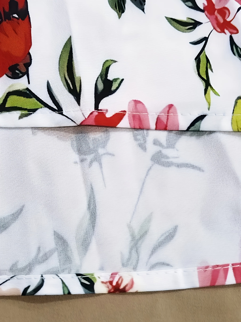 A high-quality floral print holiday dress, an elegant round-neck short-sleeved cinched-waist dress. A summer dress for women suitable for spring and summer